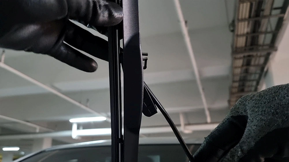 와이퍼 끼우는 모습