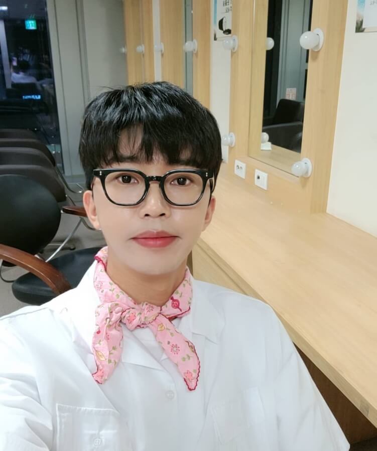 안경을쓰고-앉아있는-남성의모습