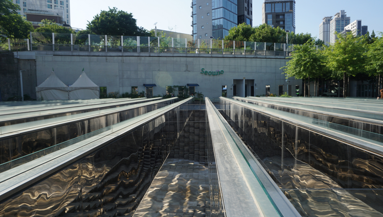 윤슬 공간을 내려다 보이는 모습과 가까이에서 보는 사진이다