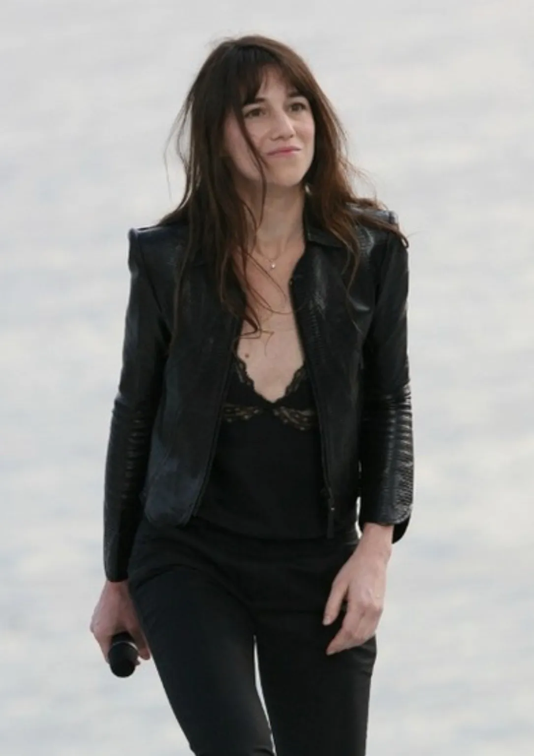 가을 트렌치코트,트렌치코트 스타일링, 샤를로뜨 갱스부르, 제인 버킨, 프렌치 시크, 프렌치 패션,클래식 아우터,여성 트렌치코트, 셀럽 스타일, 버버리 트렌치코트