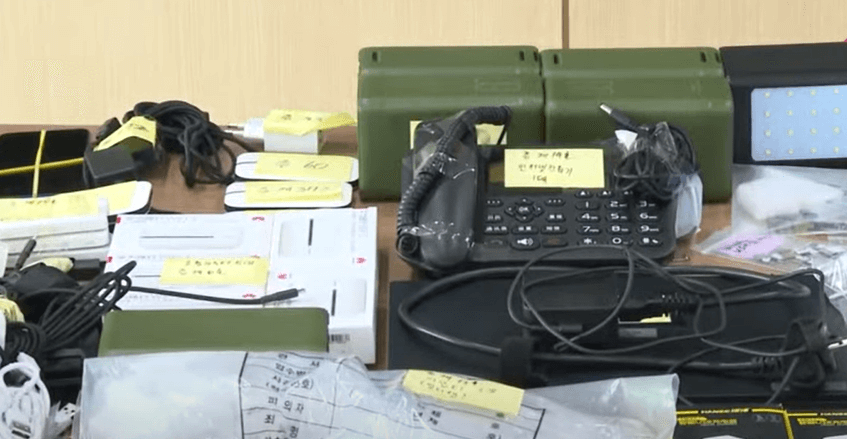 보이스피싱 범인으로부터 압수한 물품