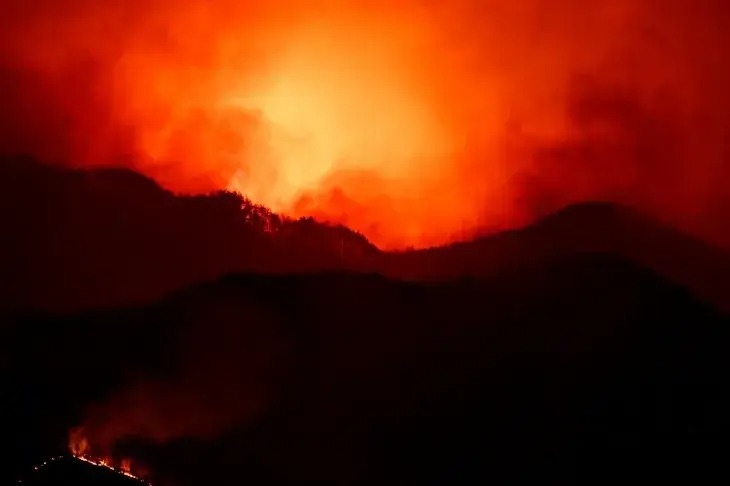 계속되는 강풍 속 산청 산불, 대원 2명 사망 2명 실종&hellip;