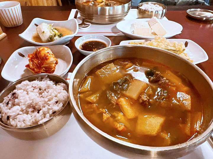 1++ 한우가 한가득 소고기 국밥 양념 돼지갈비 6천원 한우국밥 경복궁역 인왕산 맛집 추천 생방송투데이 맛있GO 싸다GO