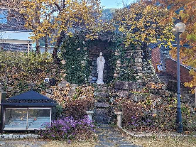 횡성 풍수원성당 성모동산 성모상 사진