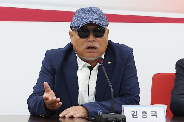 가수 김흥국 무면허 운전 벌금 100만원