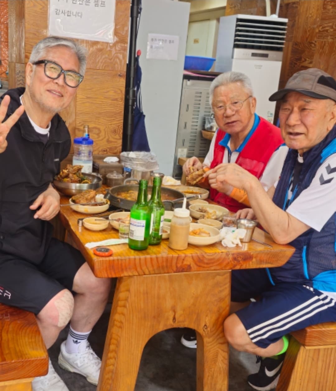 젊은 시절 함께 뛰고 웃고 이야기했던 시간들이 마치 어제 일처럼 느껴집니다.(난우축구회 창립을 이끄시고 총우를 다년간 역임하신 이기수 고문님 그리고 80의 이남섭 회원님 76세의 최재근 회원님)
