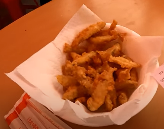 직접 튀긴 빙어튀김을 맛보실 수 있습니다