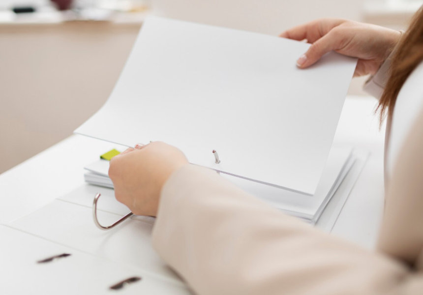 육아휴직 급여 신청 서류를 살펴보는 직장인