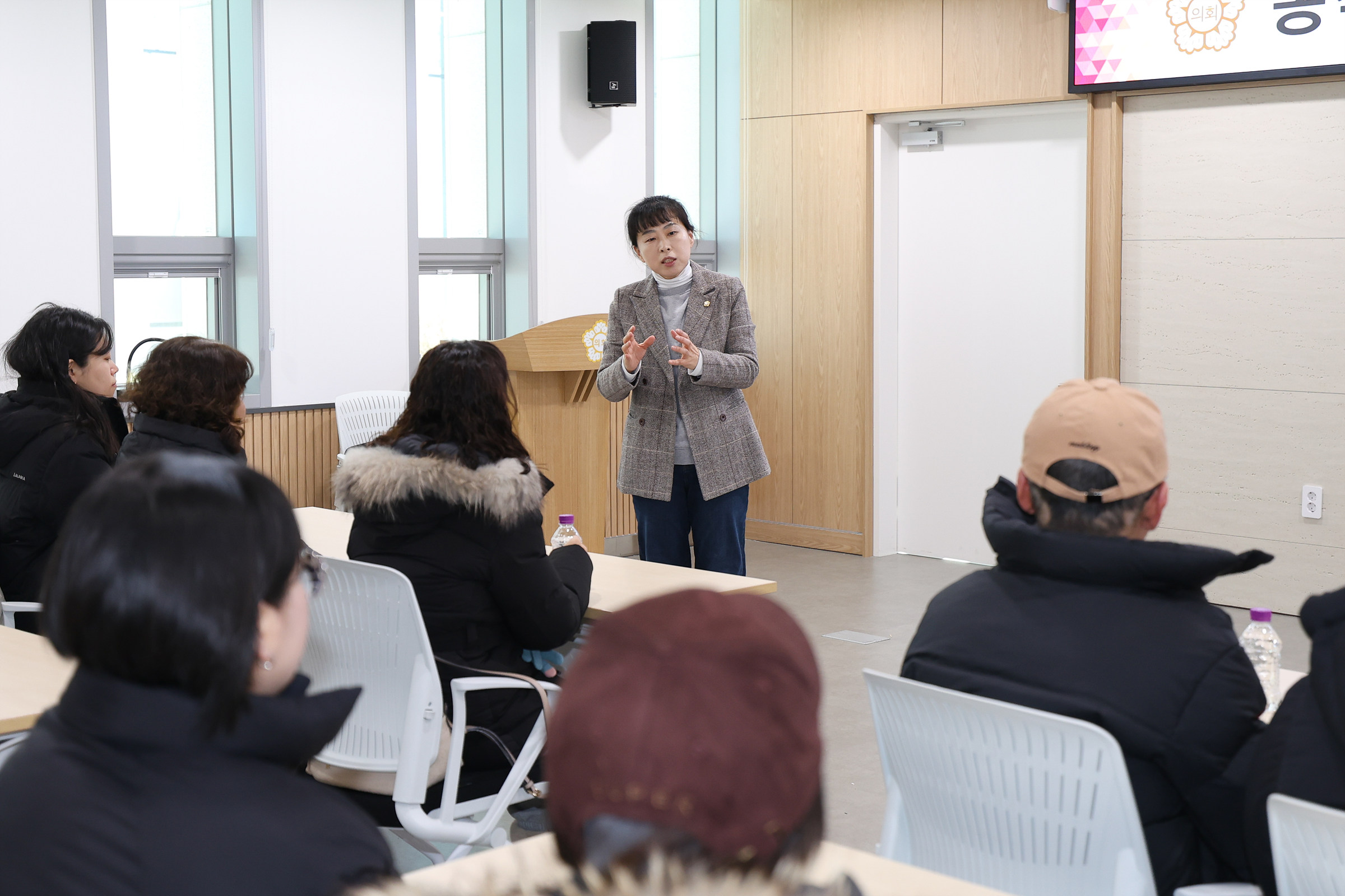 동작구의회에 대해 소개해주는 김영림의원의 모습