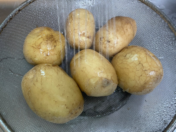 감자전 레시피 - 감자 씻기