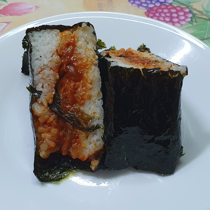 반으로 자른 삼각김밥 앞 뒤