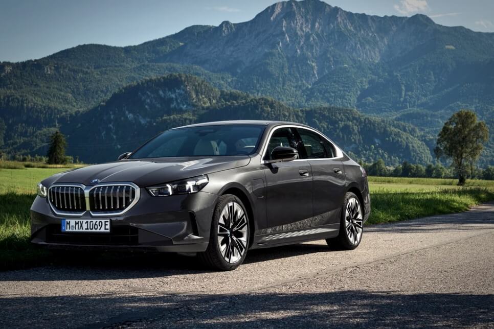 2024 BMW 5시리즈 플러그인 하이브리드 국내 출시, 주행거리 향상
