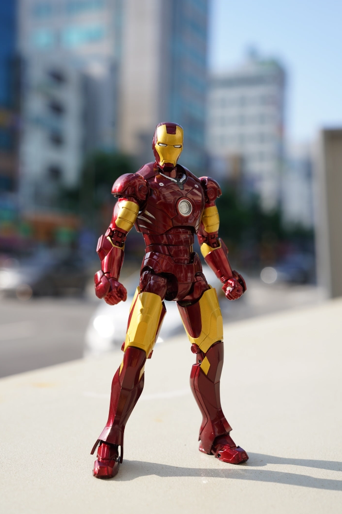 아이언맨-피규어를-대낮에-소니-7RM4-오토모드로-촬영한-사진
