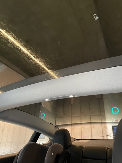 모델3의 천장은 컨버터블 못지않게 개방되어 있다.