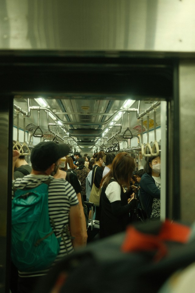 지하철 안에 서있는 사람들