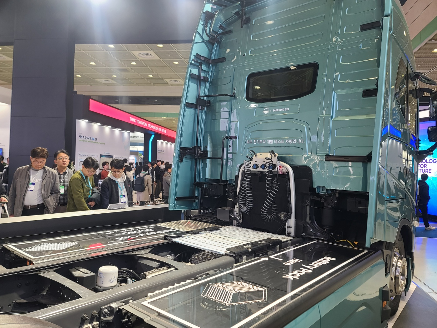 인터배터리 행사에 전시된 삼성SDI 전기차 트럭용 배터리