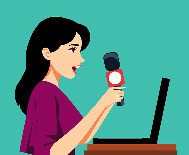 청록색 바탕 화면에 자주색 블라우스를 입은 여자 아나운서가 검정 마이크를 들고 말하는 옆모습이다.