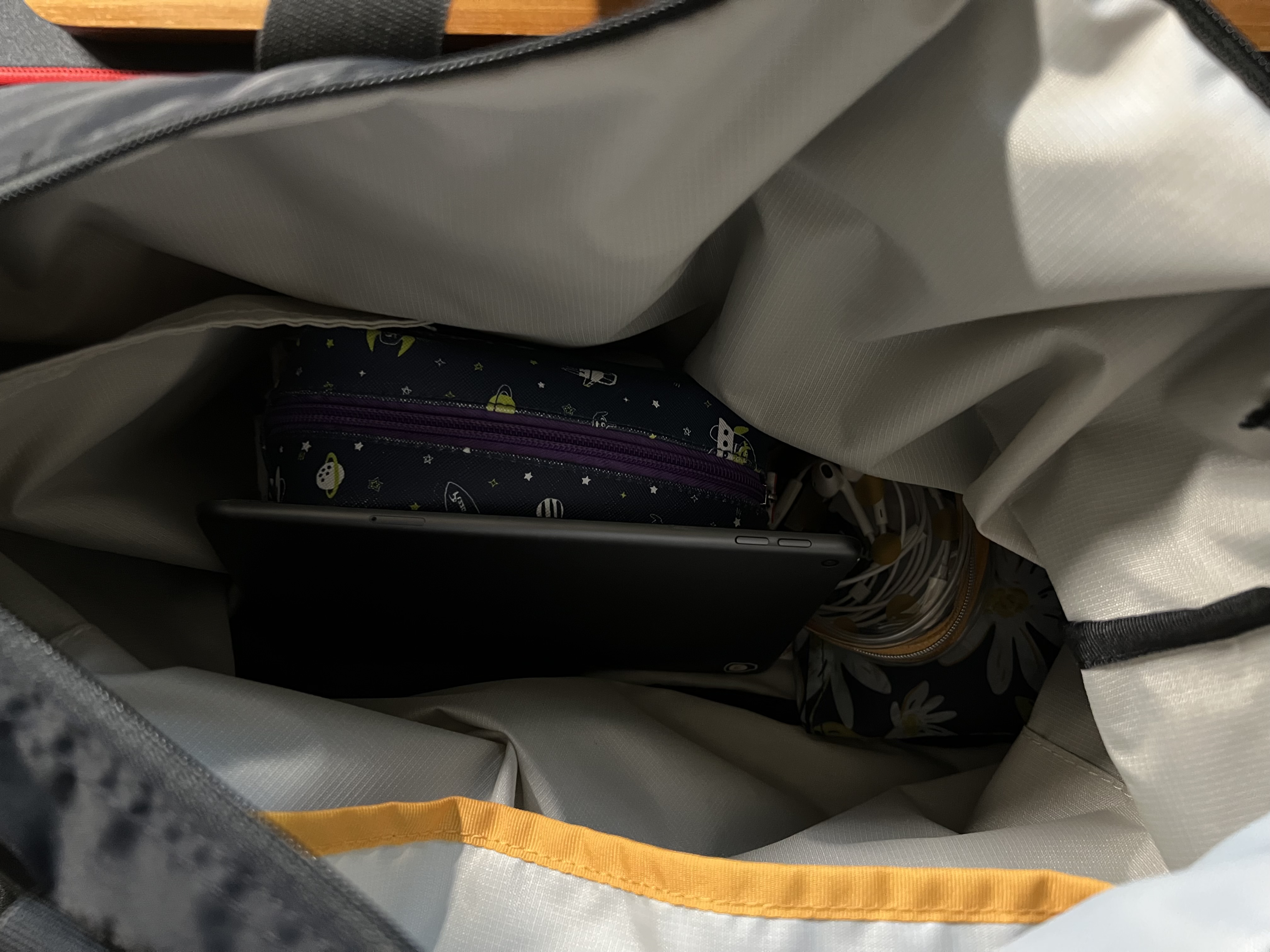 아이패드 미니를 가방에 넣고 다니는 사진