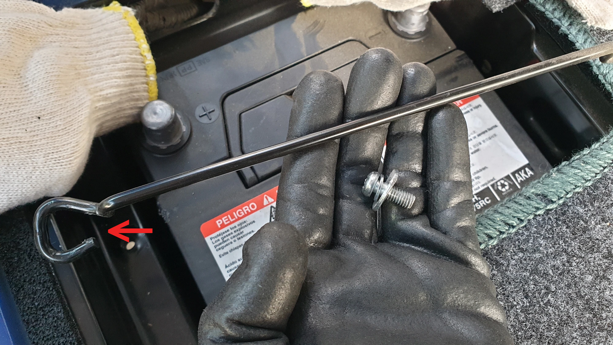 배터리 고정 장치 푼 모습