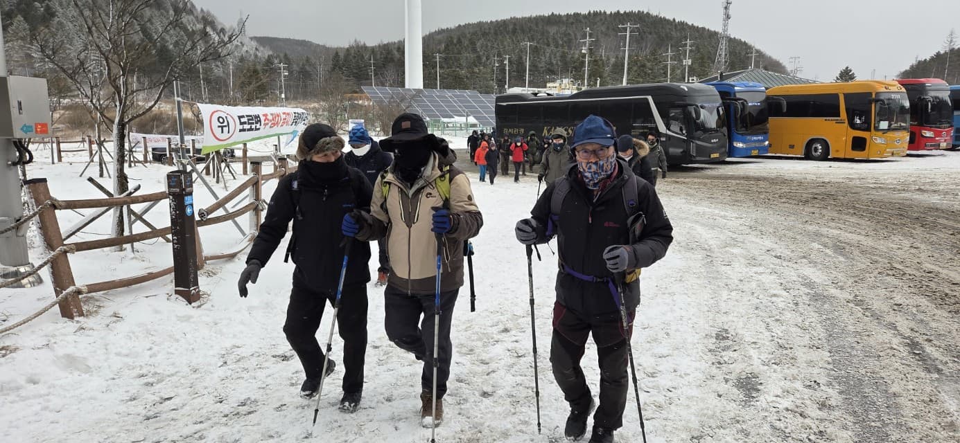  차갑다기보다 몸을 파고드는 기운 그리고 가늘게 날리기 시작하는 눈발