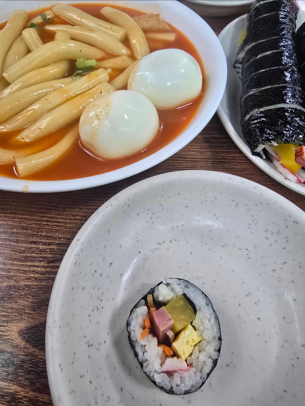 공단떡볶이의 김밥, 계란, 떡볶이 이미지