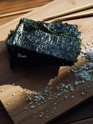 소금이 뿌려진 김