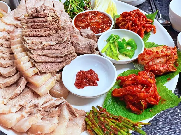 줄서는식당 돼지와 소의 8가지 부위 삶은 수육 제복쟁반, 자가제만 메밀면 직접 짠 들기름 막국수 맛있는 술집 강남역 맛집 소개