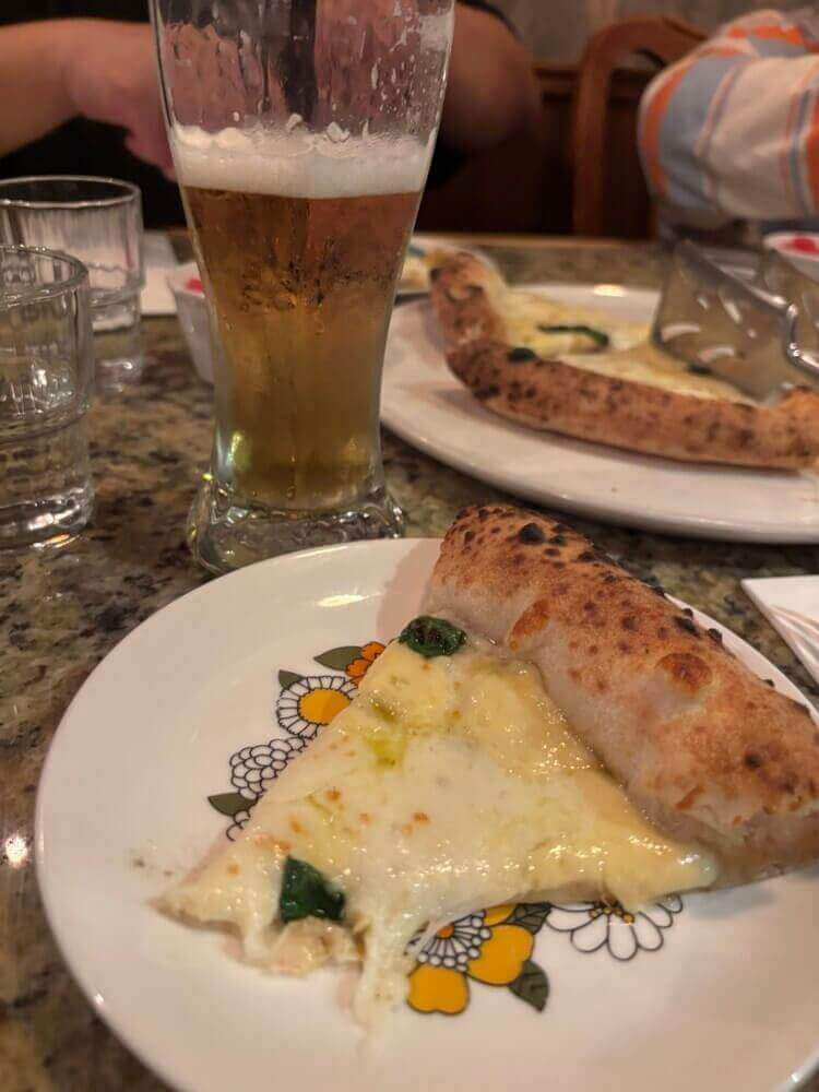 피자 한조각과 맥주