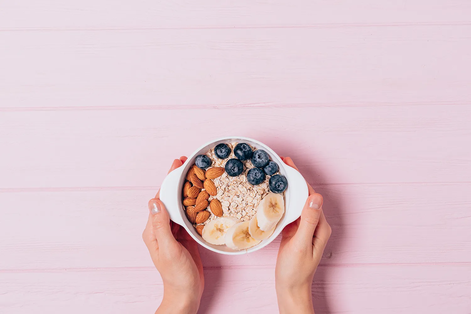 아몬드를 포함한 건강한 아침 식사 오트밀