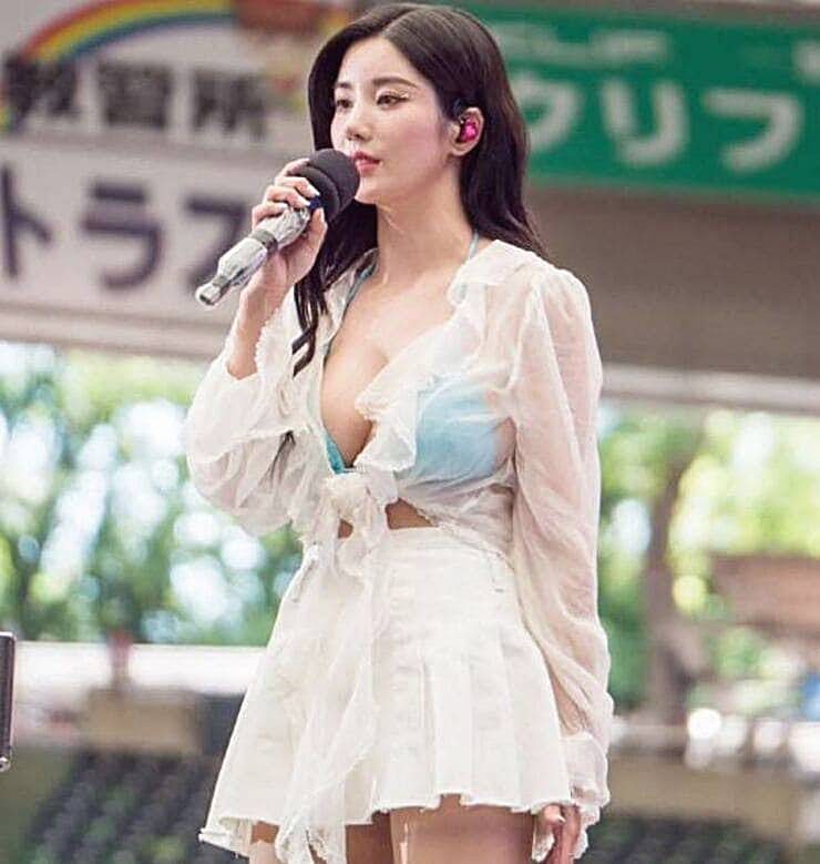 가수-권은비-워터밤