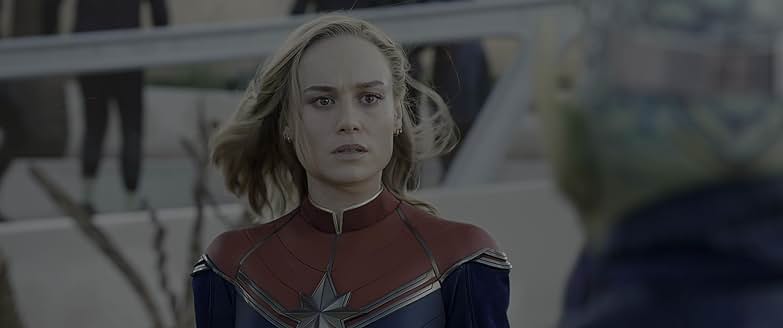 캡틴 마블이 스크럴 외계인을 보며 당황한 표정