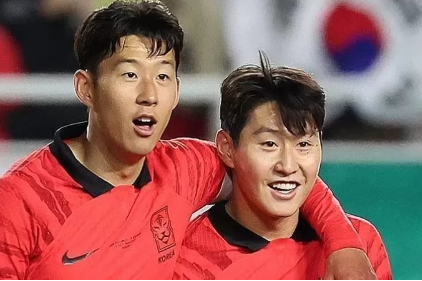 손흥민과 이강인이 어깨동무하고 있는 모습