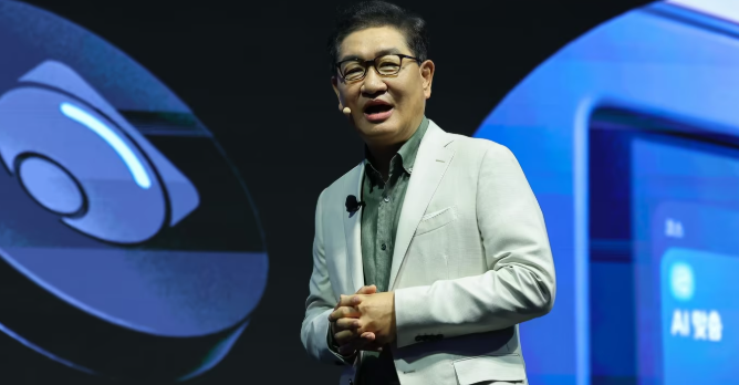 키노트 발표하고 있는 한종희 부회장의 모습