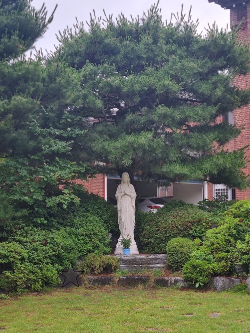 청주 내덕동 주교좌성당 성모동산에 있는 성모상 사진
