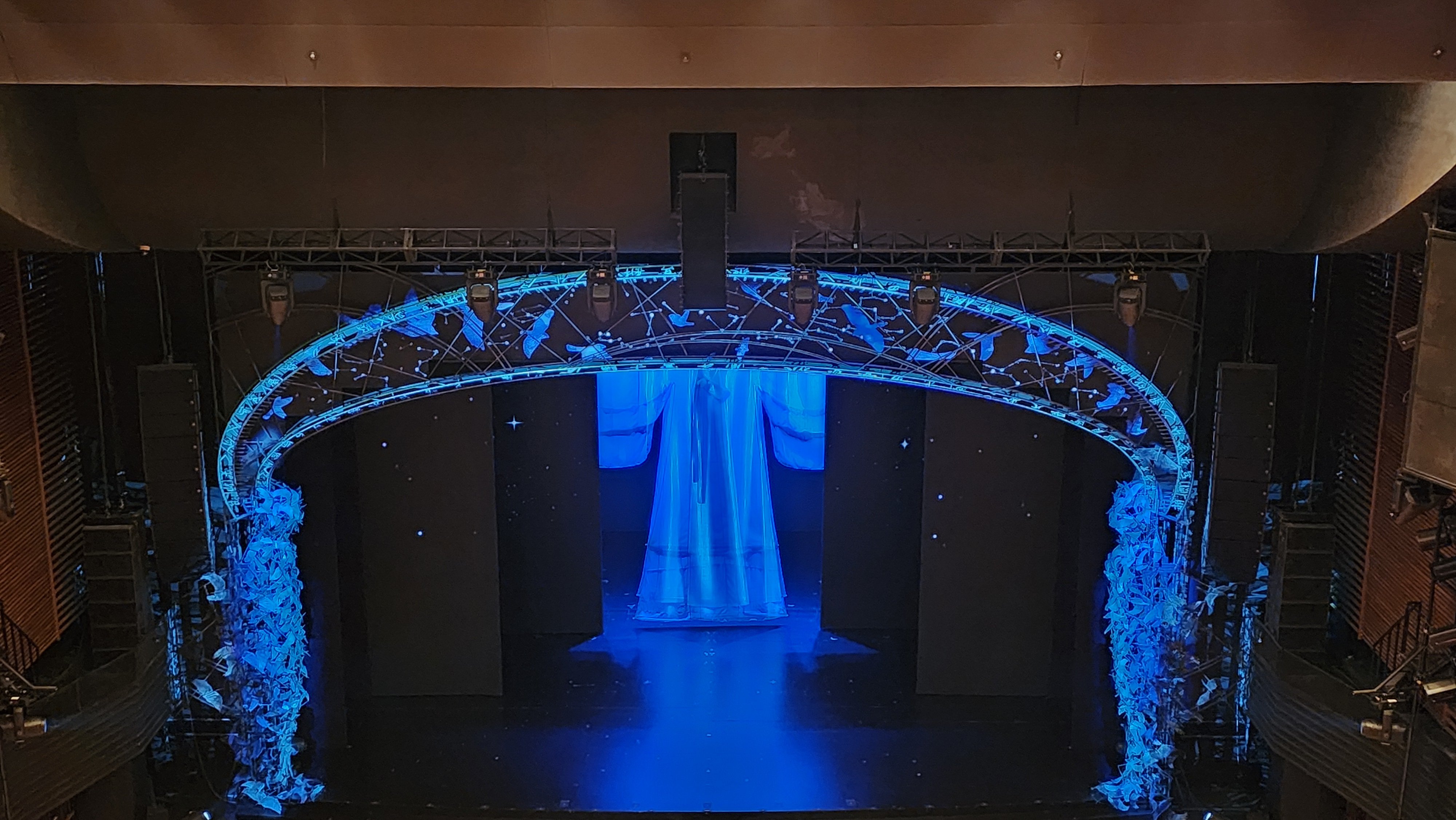 뮤지컬 한복 입은 남자 충무 아트센터 3층 6열 시야 사진
빈 무대 쵤영 가능하여서 찍음.
아치형 프레임이 무대 전면에 둘러져있고 무대 가운데 쪽으로는 거대한 두루마기가 팔이 펼쳐진 듯한 모습으로 걸려있음