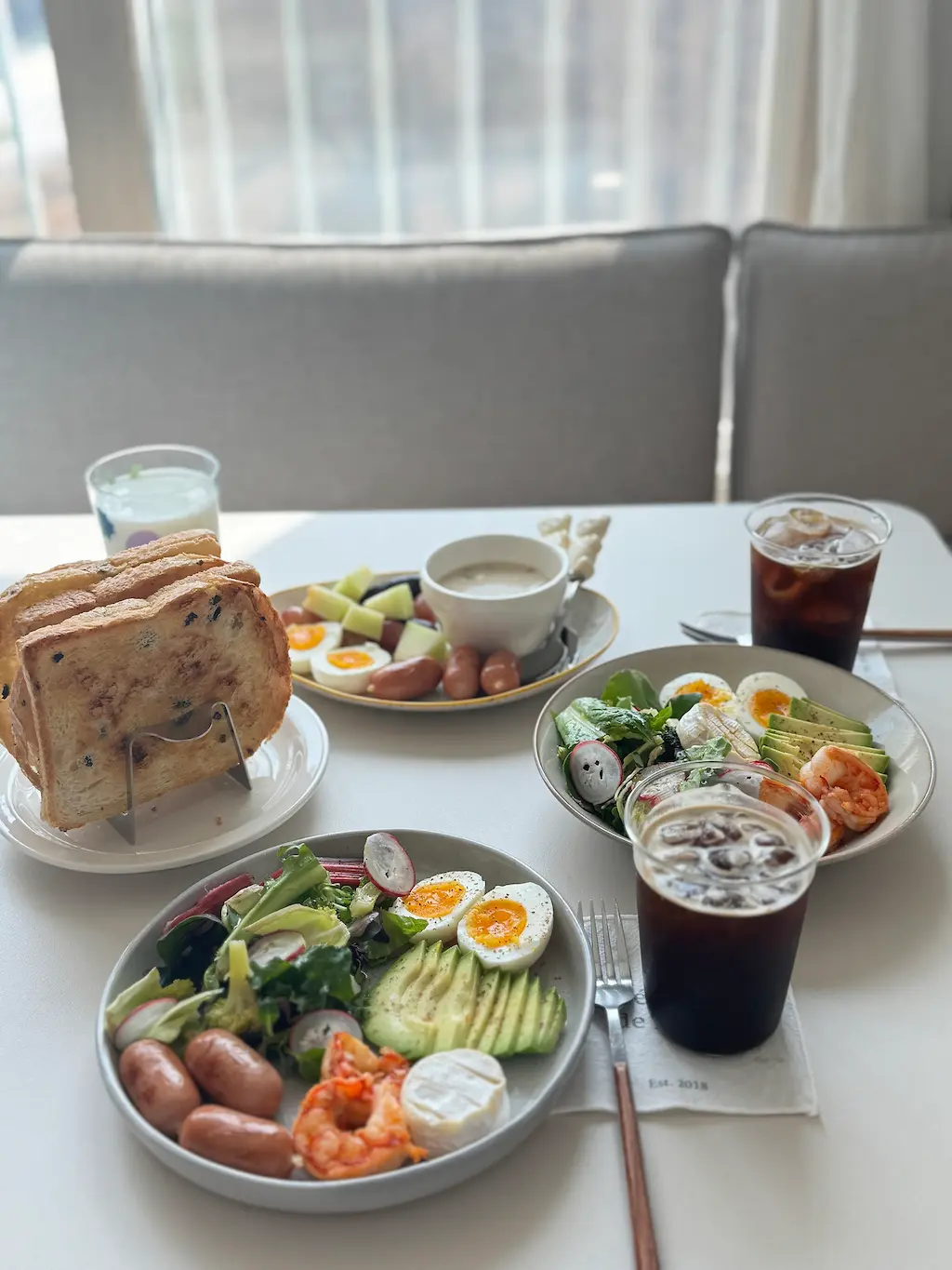 올리브식빵과 아이스 아메리카노, 소세지, 계란, 샐러드 가득한 브런치