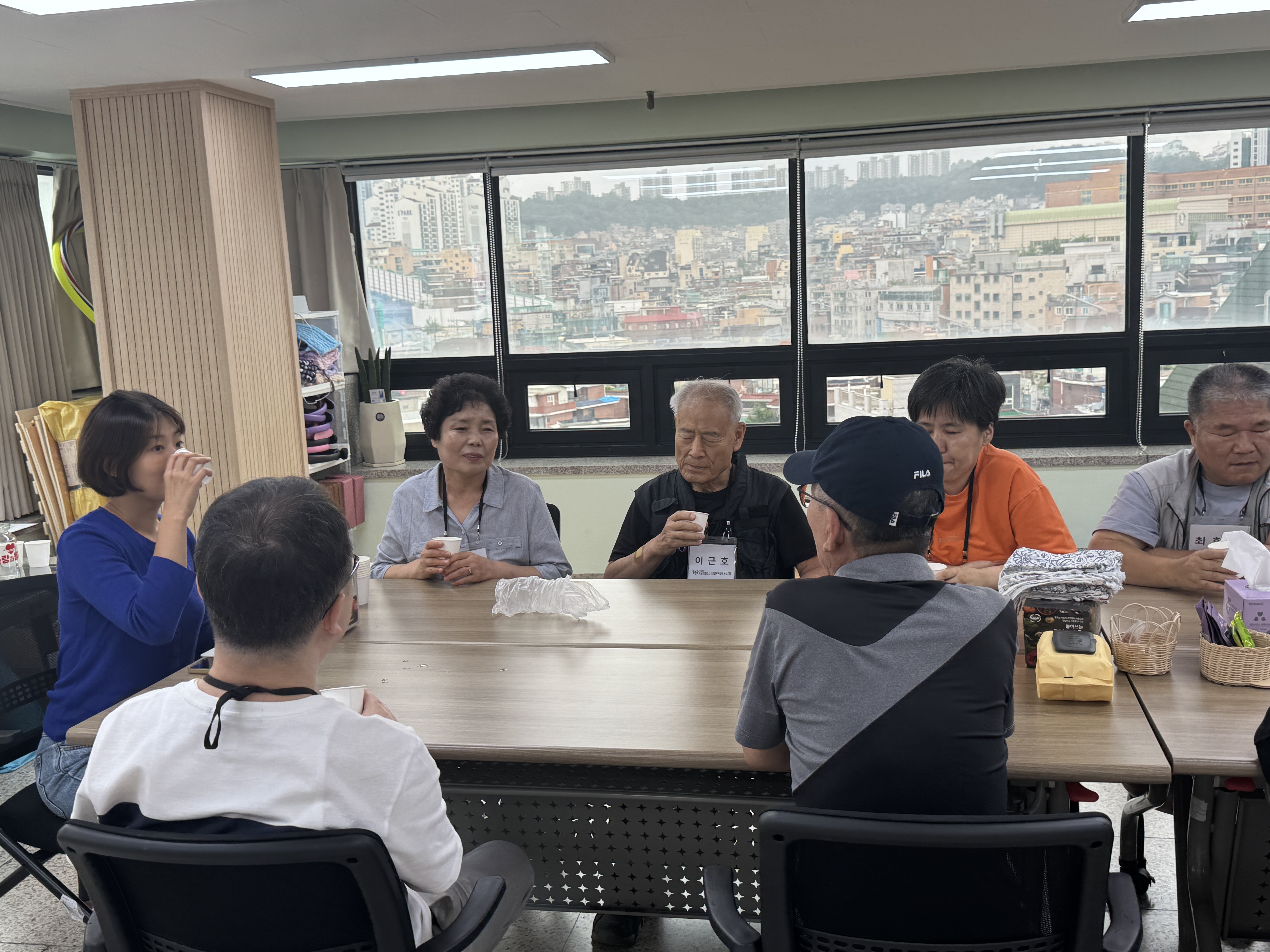 참여자들이 술을 시음해보고 있는 모습