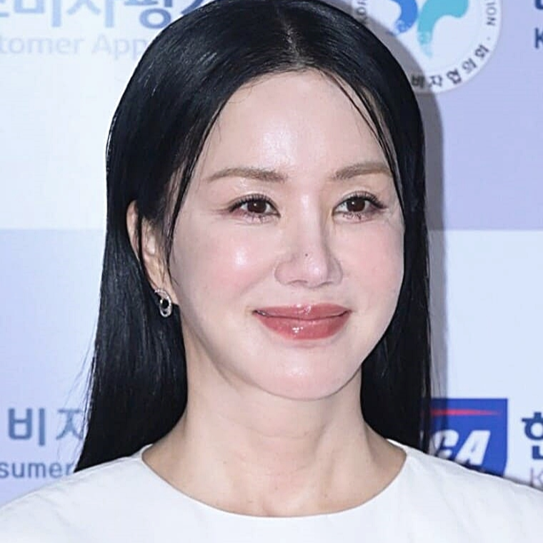 가수-겸-배우-엄정화