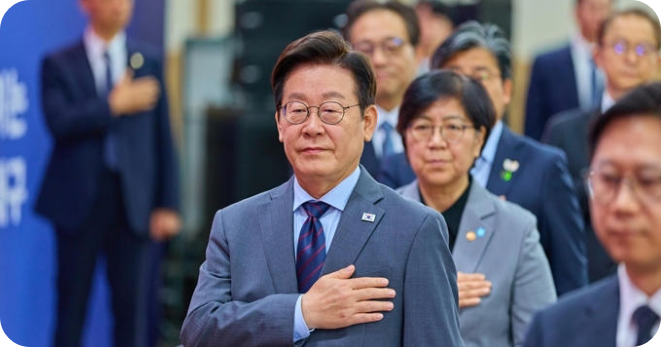 이재명 대통령이 대구광역시 북구 엑스코에서 열린 '대구의 마음을 듣다' 타운홀 미팅에서 국민의례를 하고 있다.. [사진= 뉴스1]