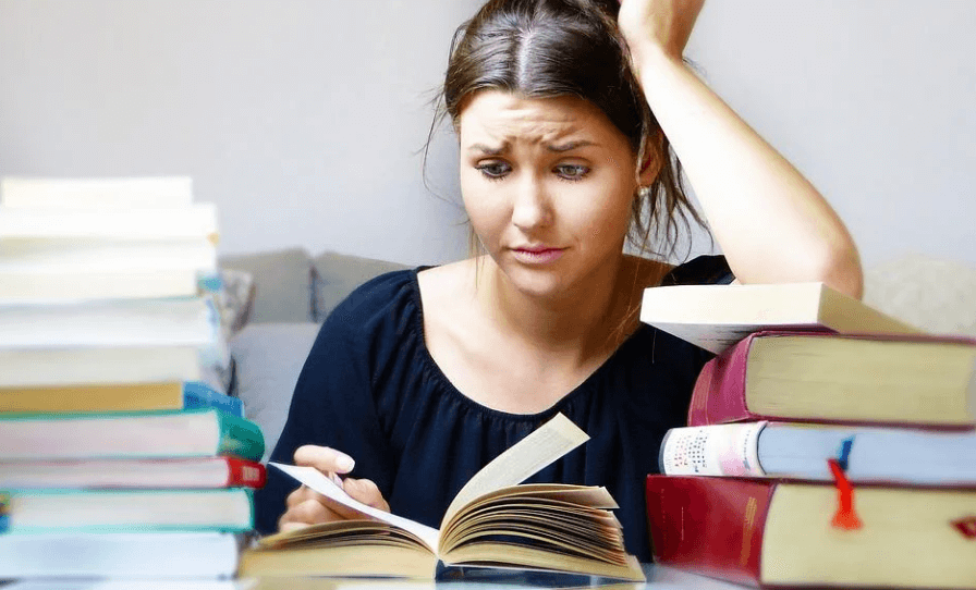 공부하는 여학생이 스트레스를 받고 있다