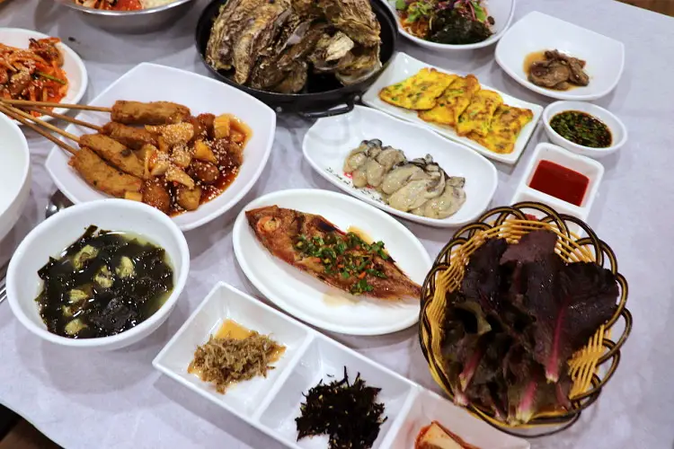 투데이 맛있는 메뉴 굴 삼합, 굴 어묵, 굴 탕수육, 석화찜, 항아리 물회 맛있는 식당 추천 통영 중앙시장 맛집