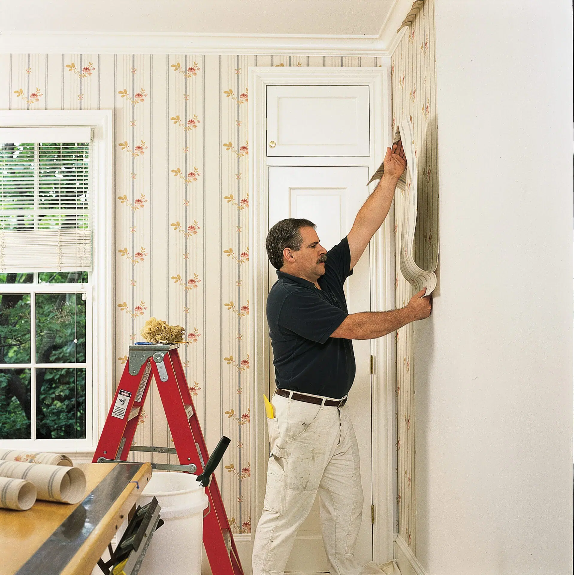 이미지 출처: AI 생성 이미지(콘텐츠 이해를 돕기 위한 시각 자료)
본 이미지는 실제 인물을 특정하지 않은 AI 생성 이미지로,
도배기능사는 주거 및 상업 공간의 벽과 천장을 마감하는 실내 작업을 담당하며, 정밀한 손기술과 숙련도가 중요한 분야입니다.