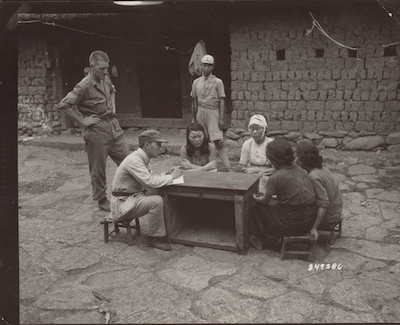 심문 받고 있는 위안부 포로