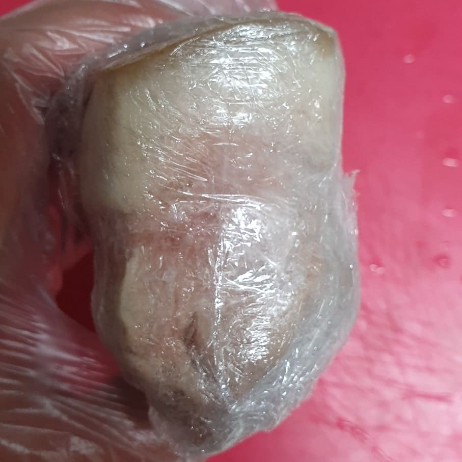 랩으로 모양 잡은 앞다리살 수육의 모습