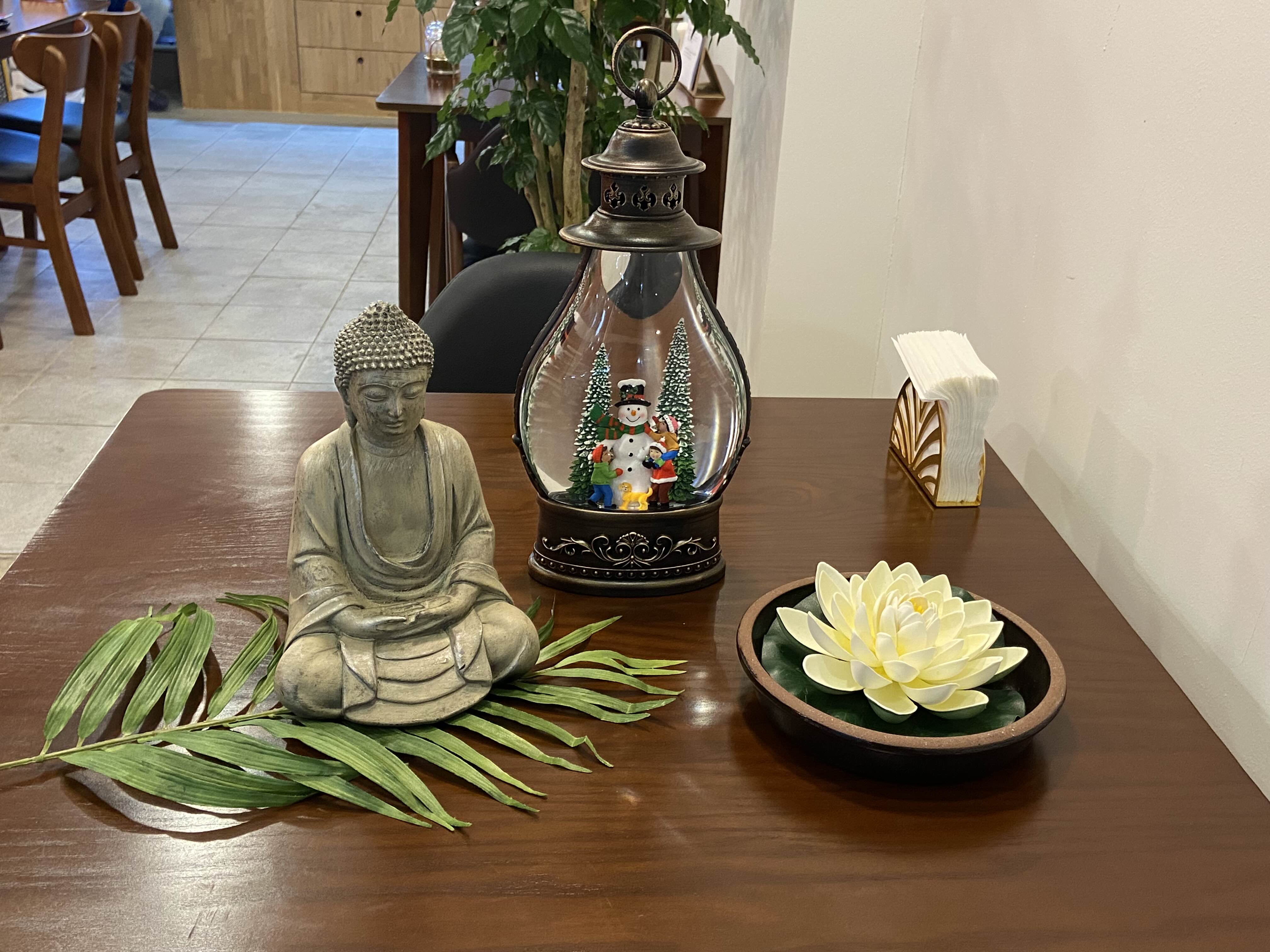 완니 식당 입구에 있는 불상과 연꽃