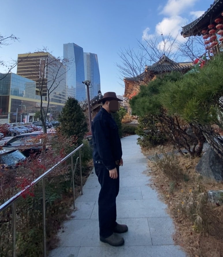 데일리룩('25. 12. 14.)유니버셜 케미스트리 페도라 카우보이모자 웨스턴모자, 무신사스탠다드 생지 데님트러커재킷, 무신사스탠다드 생지 데님팬츠, 블런드스톤 585 러스틱브라운