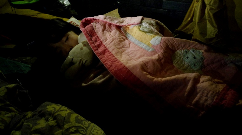 집에서쓰던 솜이불 덮고 자는 아이들