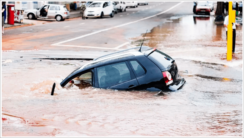 침수되고 있는 검은색 suv 차량