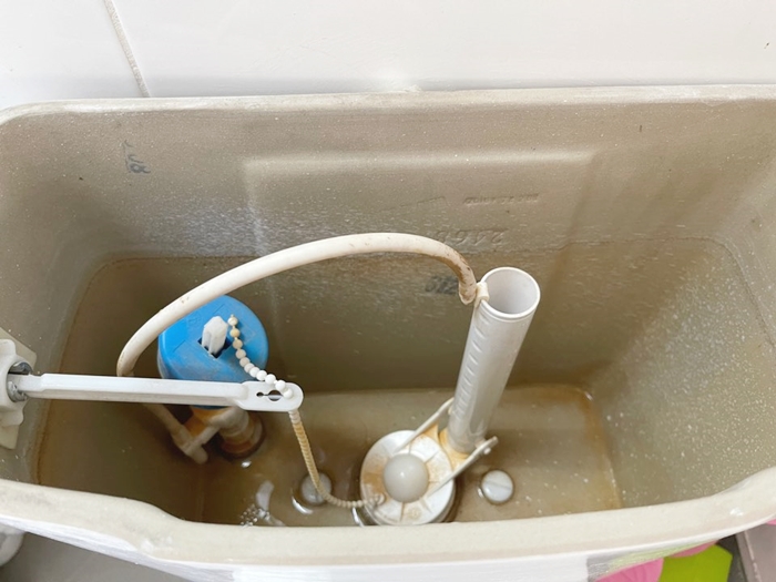 변기물통-물빼놓은모습