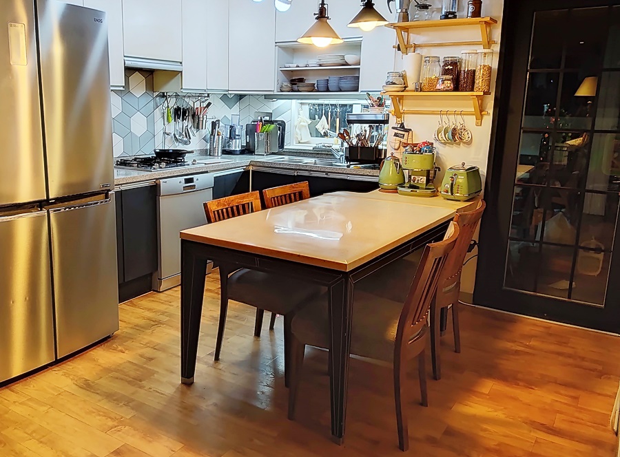 4인용 식탁과 연장되어 보여 넓어보이는 식탁